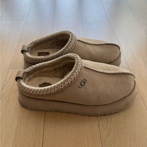 UGG Tazz Platform Beige Suede Slip-Ons